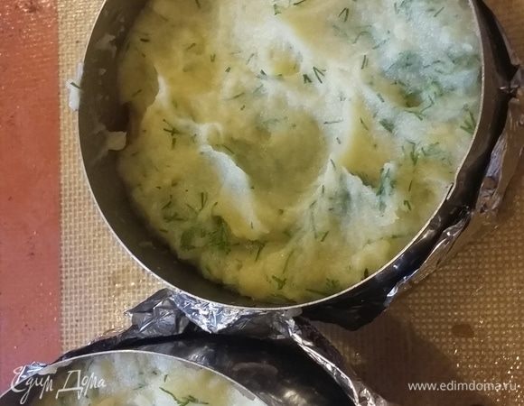 Сверху выкладываем картофельное пюре с укропом.
