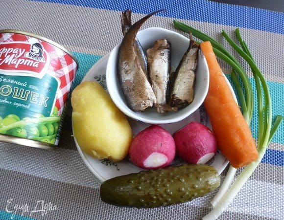 Подготовить продукты для салатика. Овощи и лук вымыть. Картофель и морковь заранее сварить.