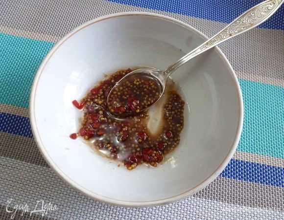 Приготовить заправку из масла, соевого соуса, перца чили и горчицы с зернами.