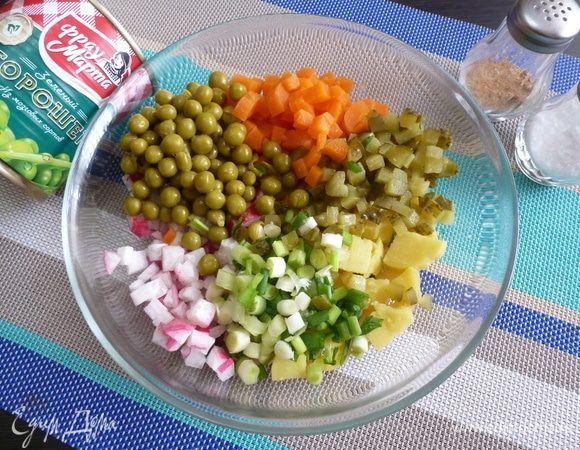 Нарезать кубиком редиску, морковь, картофель, огурец, лук. Добавить горошек ТМ «Фрау Марта».