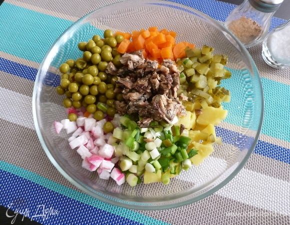 Шпроты нарезать кусочками.