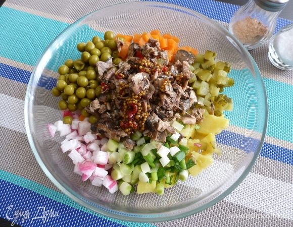 Полить салат приготовленной заправкой и аккуратно перемешать.