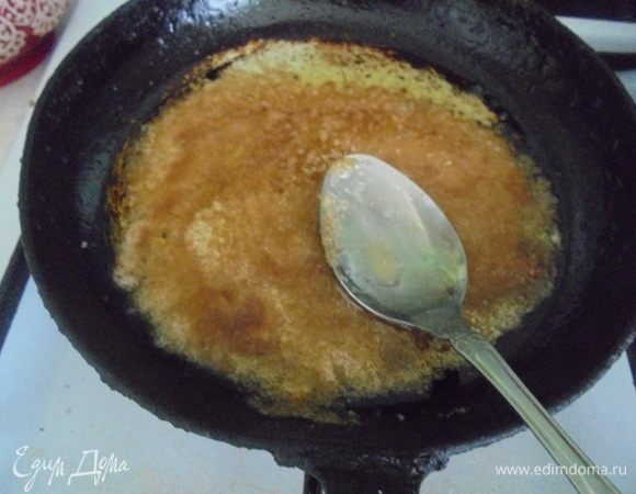 Для приготовления карамели соедините сливочное масло с тростниковым сахаром и звездочку бадьяна. Дайте закипеть и варите на медленном огне до консистенции карамели.