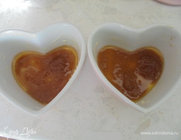 Тем временем разогрейте духовку до 180 °C. В порционные керамические формы вылейте карамель и дайте слегка остыть.