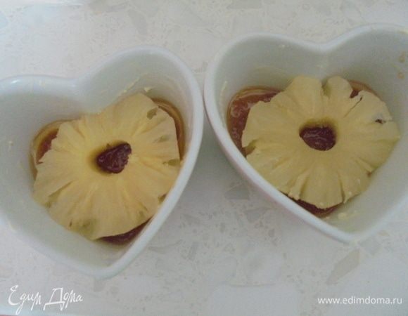 Выложите колечки ананаса поверх карамели.