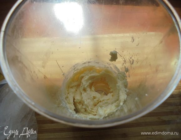 Для теста размягченное сливочное масло взбейте с сахаром.