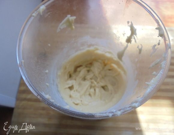 Добавьте просеянную муку с разрыхлителем, взбейте миксером. Тесто для пирога готово.