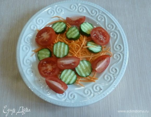 Помидоры нарезать дольками. Сложить все в салатник.