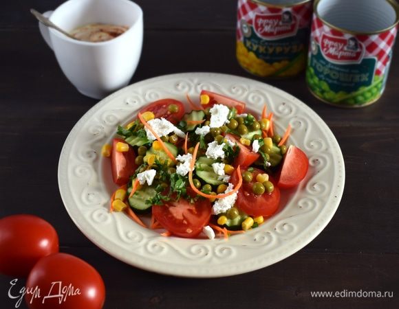 Для соуса соединить йогурт, лаймовый сок и паприку. Приправить по вкусу. Салат подавать, посыпав рубленой зеленью и кусочками феты. Соус подавать отдельно. Приятного аппетита!