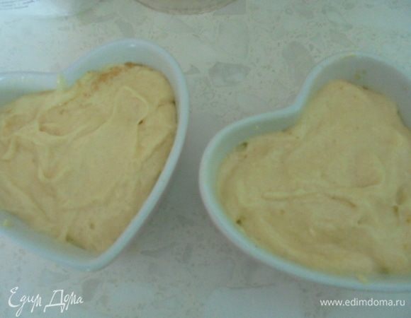 Поверх ананасов выложите полученное тесто.