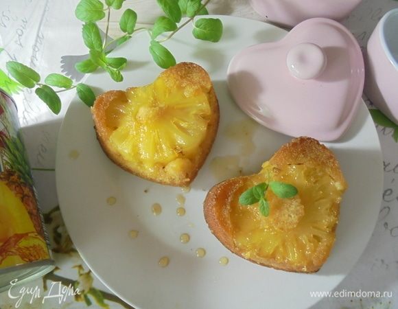 Переверните пирог на блюдо.