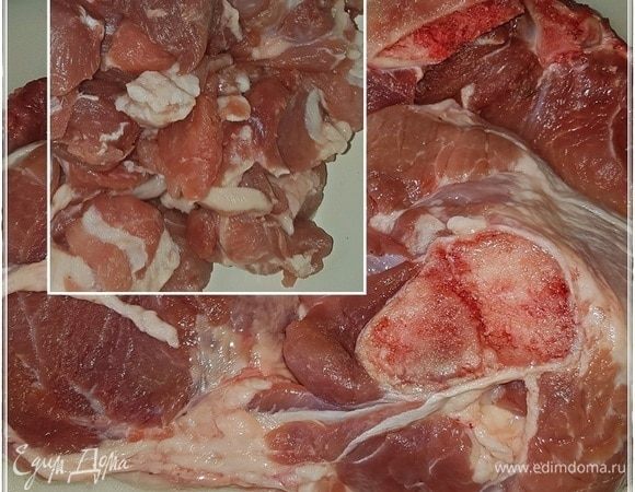 Свинина. Свинину будем пропускать через мясорубку, поэтому нарезать ее надо удобными для переработки кусочками. Кости, конечно, не в счет, их удаляем. И сразу же убрал ее в морозилку. Свинины надо взять: нежирной — 30%, полужирной — 20 %.