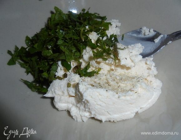 К рикотте добавьте соль и смесь перцев по вкусу, мелко нарезанную зелень сныти. Перемешайте.