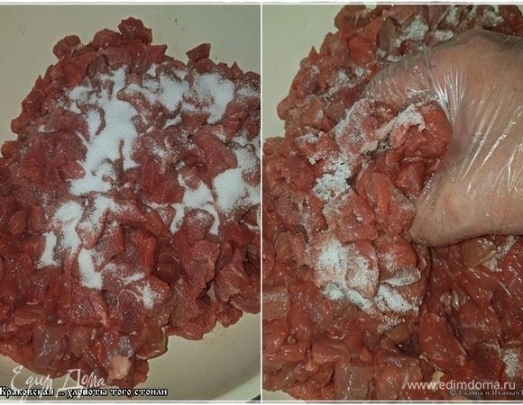 Всю соль, согласно рекомендациям Павла Колбаскина, добавил в постную составляющую фарша. Не знаю, может, это и шаманство, но хуже колбаса в итоге от этого не стала. Перемешал хорошо и опять в холодильник убрал.