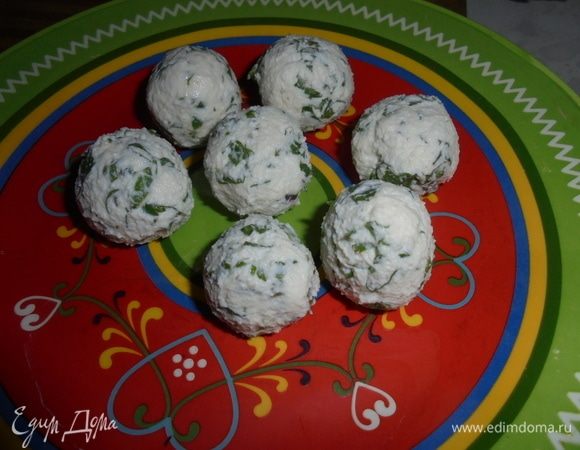 Из полученной массы сформируйте мелкие шарики, положите на время в холодильник.