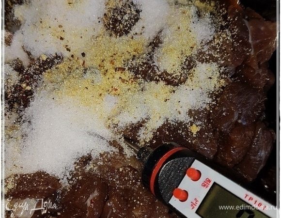 А потом, кстати, пользуясь тем же советом Павла, и сахар, чеснок, перец, и прочее добавил к говядине и хорошо перемешал.