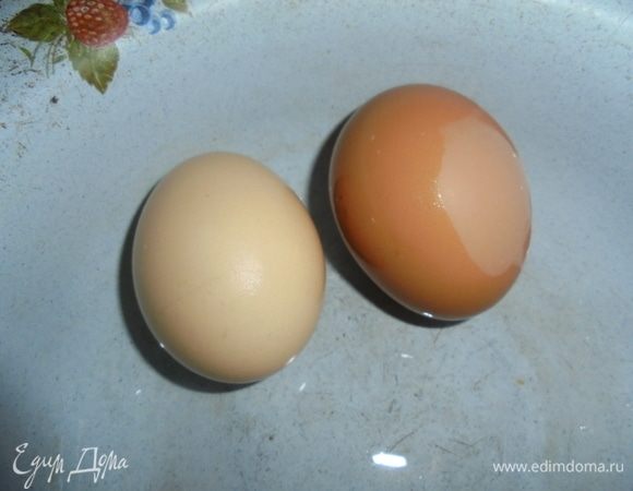 Отварите яйца вкрутую.