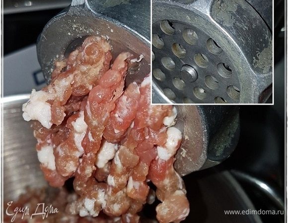 И измельчил ее через крупную решетку.