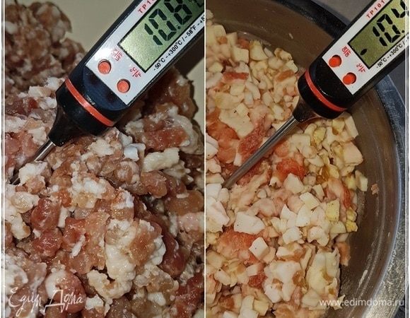 Пока свинину крутил через нож-решетку, видите, температура ее поднялась. А жир, наоборот, успел практически заледенеть.