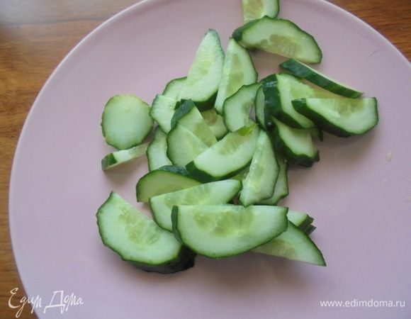Огурец нарежьте тонкими полукружочками.