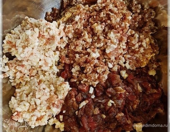 Ну вот. Все компоненты фарша в сборе. Признаюсь, что количество сала я уменьшил. Почти вдвое. Захотелось так.