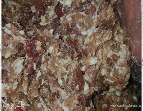 Что, впрочем, не помешало качественному эмульгированию фарша. И убрал фарш в холодильник, поближе к морозилке, к задней стенке. Пусть зреет, выстаивается.