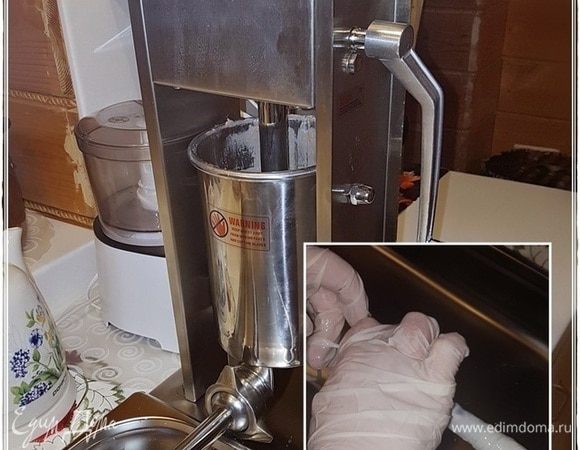 Как там было в немом кино? Прошло двадцать часов… Мы набиваем колбасы при помощи вот этого замечательного девайса. Быстро, удобно, и получается плотная равномерная набивка. Всем рекомендую. Это стоит иметь на кухне.