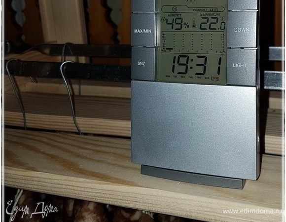 Вот. А дальше вывешиваем колбаски минимум на ночь при комнатной температуре.