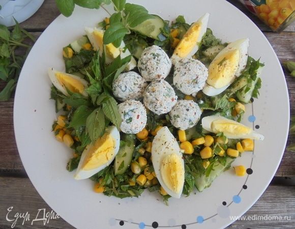 Сверху выложить дольки яйца, шарики из рикотты. Для заправки соединить оливковое масло с лимонным соком, добавить смесь перцев. Перед подачей салат полить заправкой и украсить листочками сныти. Приятного аппетита!