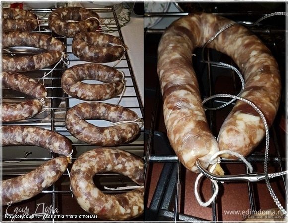 И наступает следующим утром этап термообработки. Три шага он в себя включает. Обсушка, так сказать. Выложить колбаски на решетку (у кого возможность есть — лучше подвесить в духовке). Про температуру духовки я скажу, а вот про время — нет. Видите, на фото справа из колбаски торчит зонд? Без такого термометра будет очень сложно сделать все правильно. Стоит он копейки и продается везде. Купите обязательно, не пожалеете ни разу.