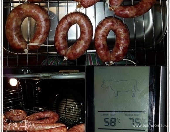 И третий шаг — варим на пару. Под колбасу ставим поддон с водой. Наливайте сразу кипяток, чтобы время не терять. Температура в духовке та же, что и при обжарке. Надо достичь 70–75°C внутри колбасы.