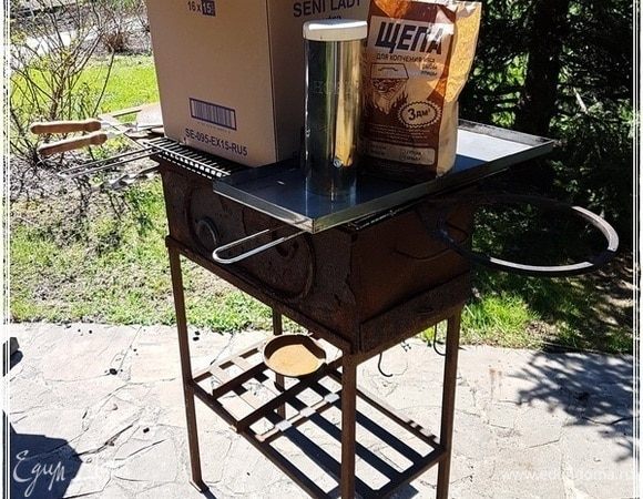 Переходим к копчению. Вот он — коптильный станок. Обычная коробка и дымогенератор. Ничего лишнего. На улице коптить буду. Сегодня около двадцати с плюсом и солнышко, самое оно.