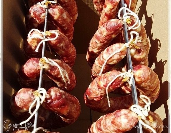 Вывешиваем колясочки в коробку. Вот так.