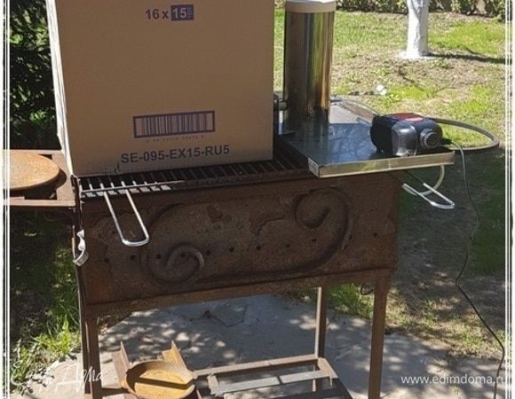 Коробку, конечно, закрыть, но не плотно. И часок пусть жужжит компрессор, гонит дымок.