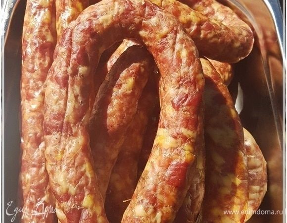 Вот такой вот вид образовался. Аромат еще резкий. Сама колбаса ни разу не горячая, температуры окружающей среды.