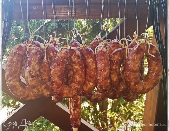 А дальше колбаса отправляется «гулять». Шесть часов, как минимум, провисеть ей надо, чтобы выветрилась эта самая резкость коптильная.