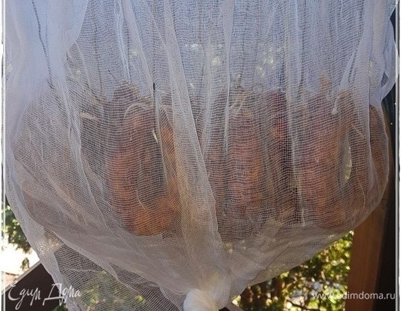 Летом хорошо, теплый ветерок и всякие прочие приятности. А вот мух никто не отменял, поэтому убрать продукт в марлевый мешок — обязательно.