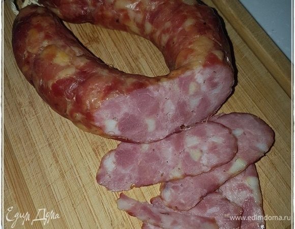 Резкий копченый запах ушел, а скорее растворился внутри продукта. Остался только легкий намек, ненавязчивая такая нотка. Но замечу, что колбаса-то еще не вовсе готова. Ей еще ночь в холодильнике провести предстоит, внутренний жирный сок «в кулак» собрать. Хотя колясочка, вскрытая «на пробу», улетела мигом. Ангела вам за трапезой!