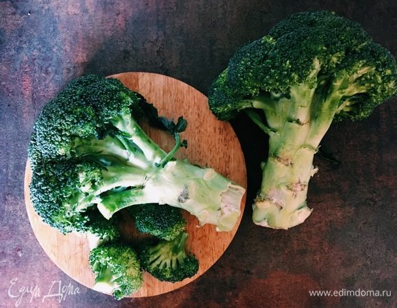 Поставьте вариться яйца. А пока они варятся, брокколи моем, разбираем на соцветия. Разобранные соцветия кладем в глубокую тарелку, добавляем щепотку соли и рукой слегка разминаем их, чтобы дали сок и стали более сочными и хрустящими.