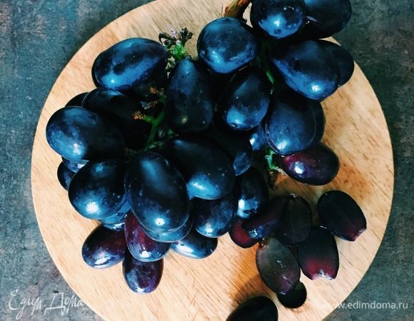 Виноград моем, разрезаем каждую ягоду винограда пополам. Выкладываем в салатницу.