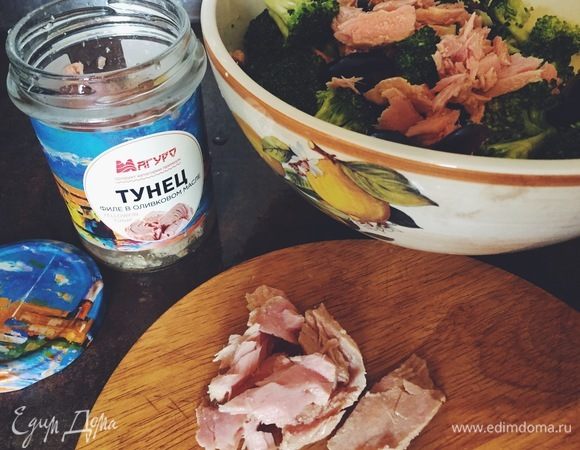 С консервированного тунца ТМ «Магуро» слить воду/масло, разобрать на небольшие куски, выложить в салатницу.