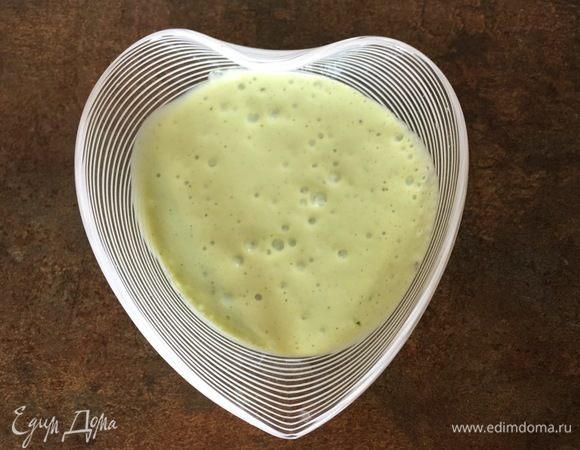 Готовим соус: смешиваем все ингредиенты для соуса и взбиваем погружным блендером в течение 2–3 минут.