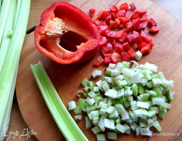 Бобовые будут ниже, а пока нарежем мелко овощи. Я люблю такие, но можно заменять вашими.