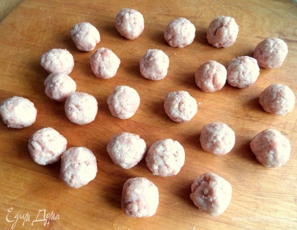 Далее накрутить фрикаделечки или кусочки филе нарезать.