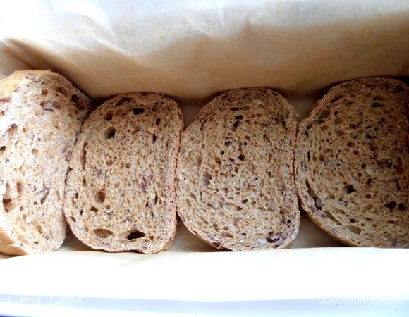 Форму «кирпичик» застелить пергаментом (так лучше вынимать), смазать и сделать дно из хлеба, у меня темненький с кунжутом, семенем льна и подсолнечника. Если ваша форма позволяет, то можно и по длине бортики заставить хлебом.