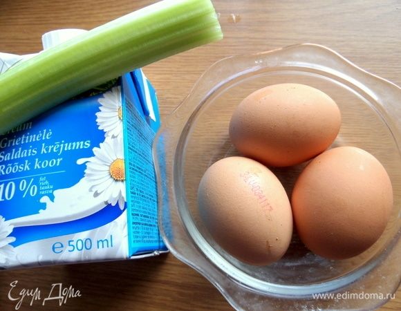 Для заливки брала 3 крупных яйца (в оригинале 6 шт.), и свои кофейные сливки всегда в доме. Марку я закрыла, а там надписи на разных языках.