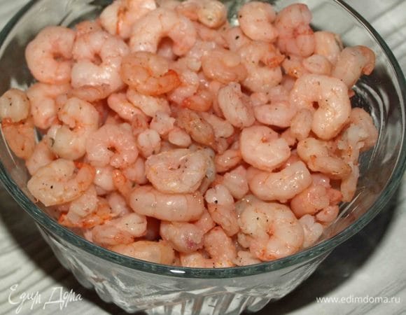Для салата лучше взять очищенные мелкие креветки. Заранее приготовить, время приготовления — как указано на пачке производителя, с добавлением перца, соли и лаврового листа.