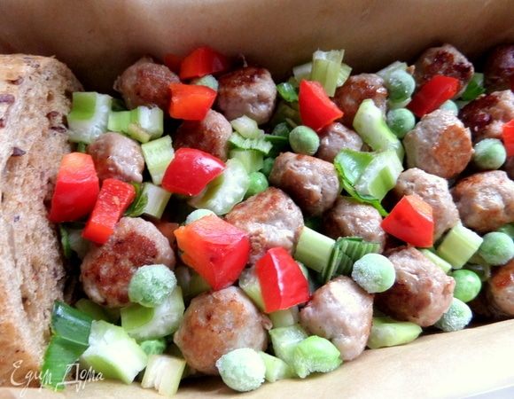 Далее слой фрикаделек и остальные овощи.