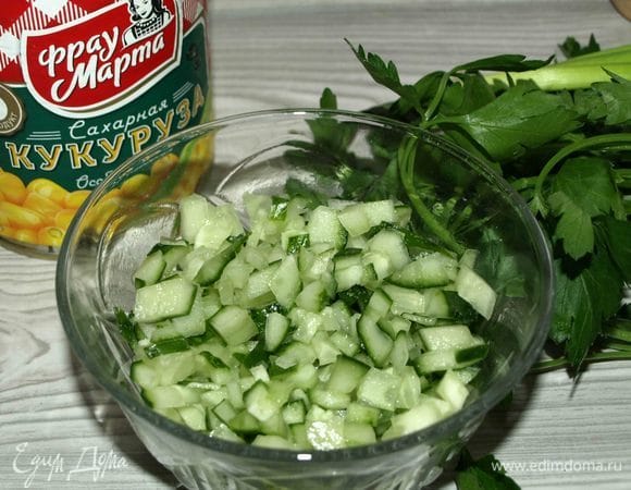 Огурцы мелко нарезать.
