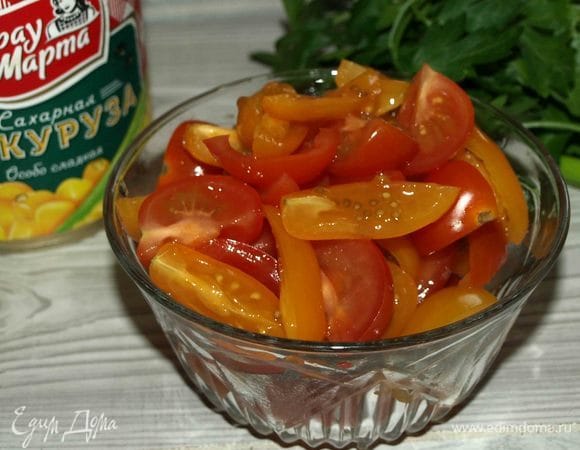 Помидоры черри разрезать на четыре части.